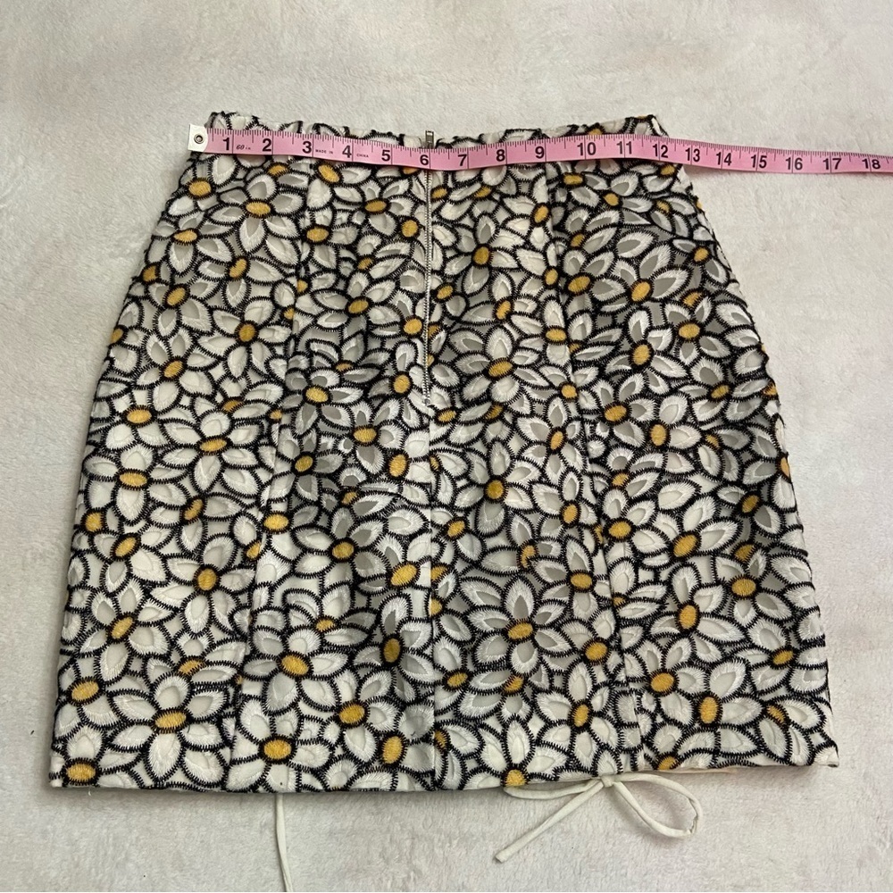 Nbd Daisy Embroidered Mini Skirt in White Daisy 28390 - Picture 8 of 14